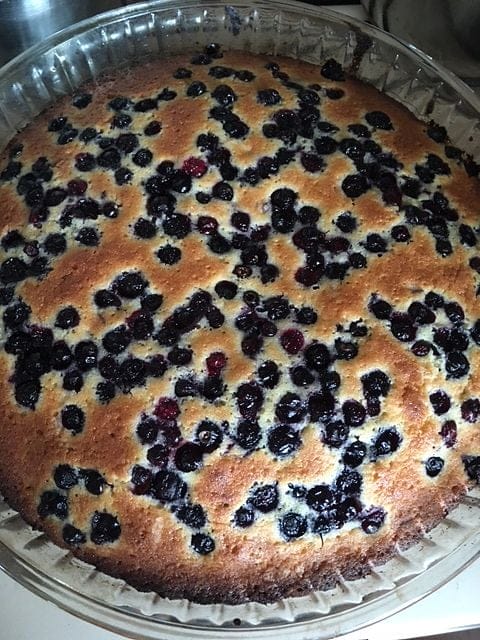Gluteeniton Karpalo-Mustikka-Valkosuklaapiirakka