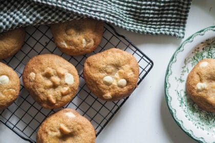 gluteenittomat valkosuklaa-macadamia cookiet