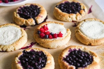 Gluteenittomat rahkapullat ja mustikkapullat