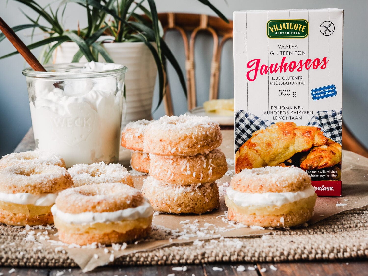 Glutenfria och veganska kokos- och ananasdonuts