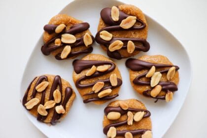 Gluteenittomat maapähkinävoi-suklaa no-bake keksit