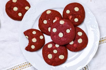 Kasa gluteenittomia red velvet cookieta lautasella
