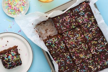 Gluteenittomat durraiset mokkapalat vuoassa paloiksi leikattuna.