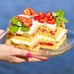 Gluteeniton peltikakku tarjottimella