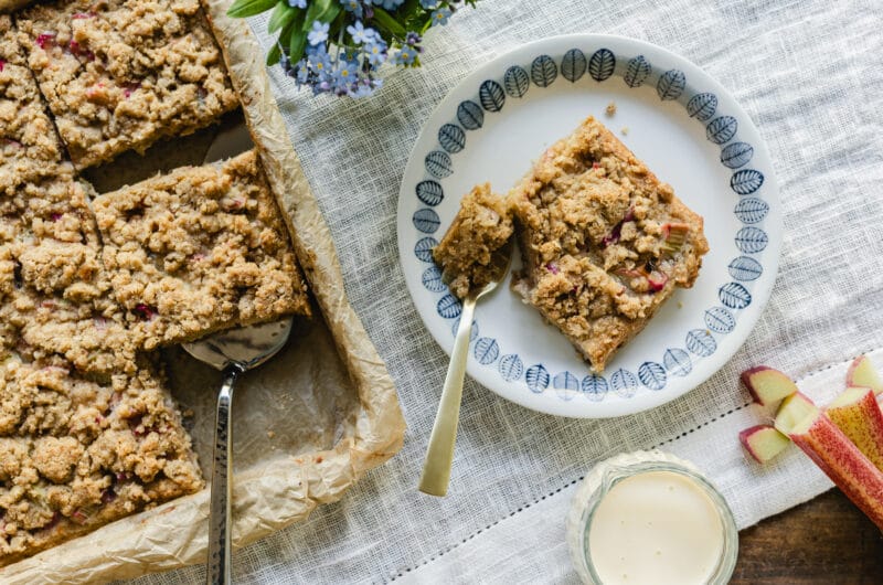 Glutenfri och vegansk rabarberpaj med smulpaj