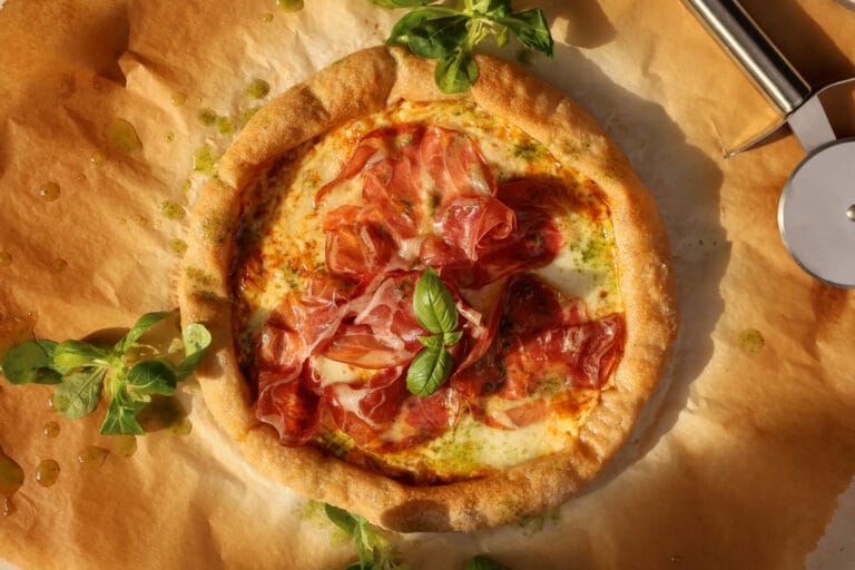 Gluteeniton pizzapohja valmistettu Pizza & Street Food Mix -jauhoseoksesta.