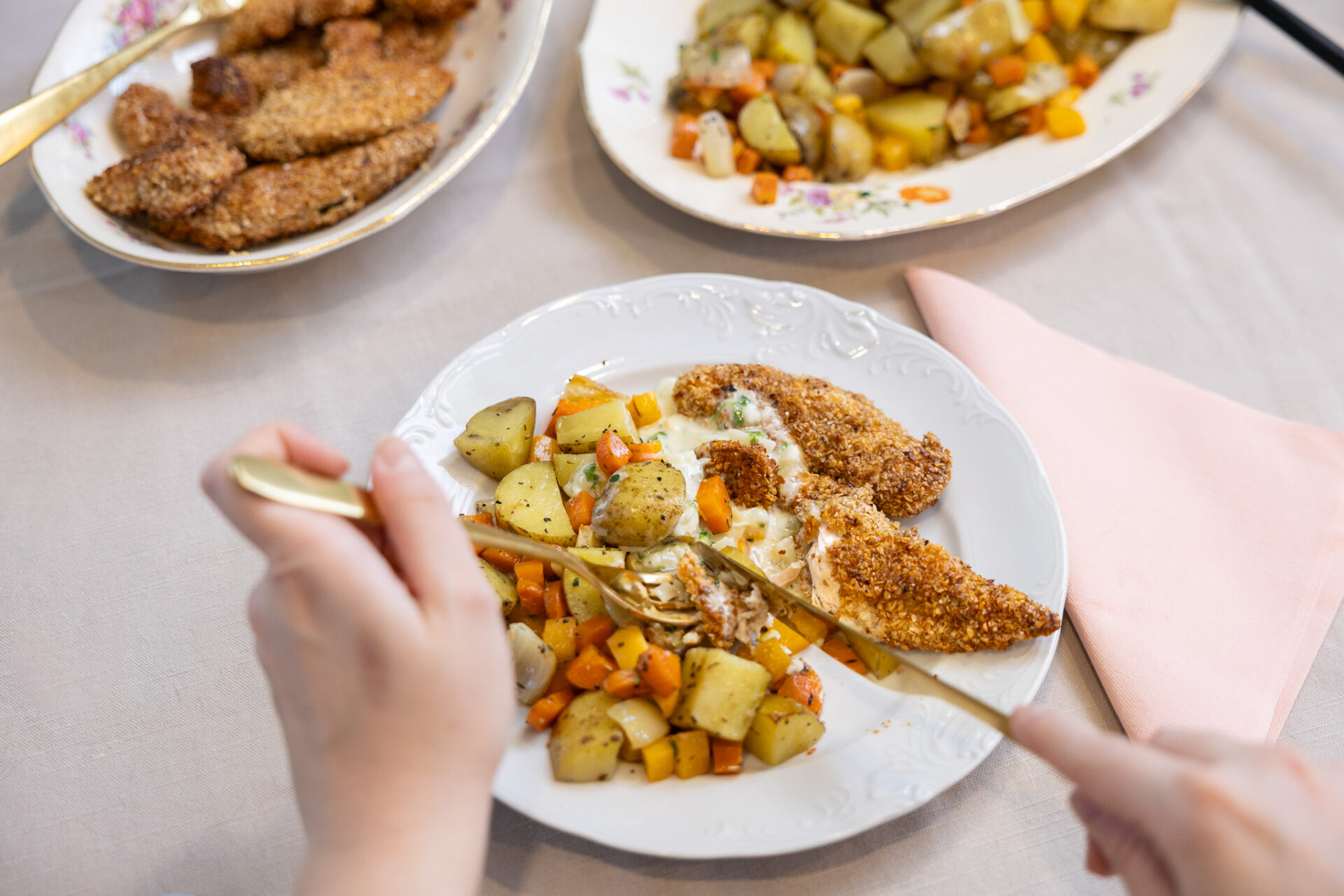 Gluteenittomat uunijuurekset ja paneroitu kana valkosipuli-parmesaanikastikkeella