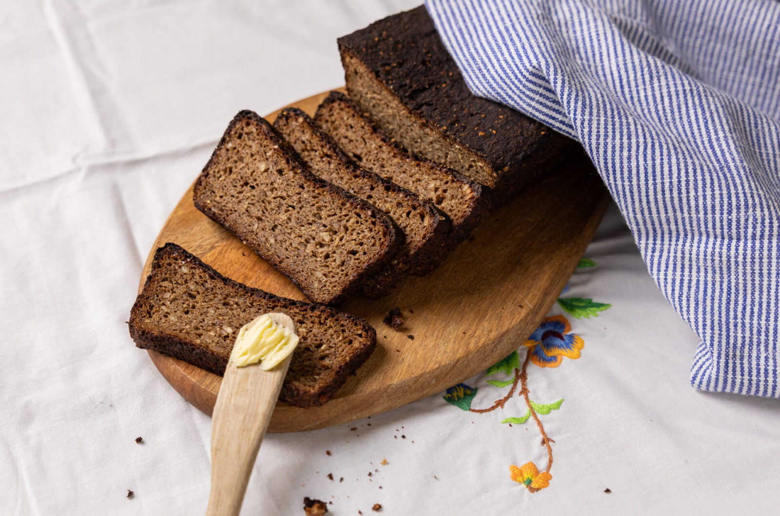 Gluteeniton Vuokahapanleipä